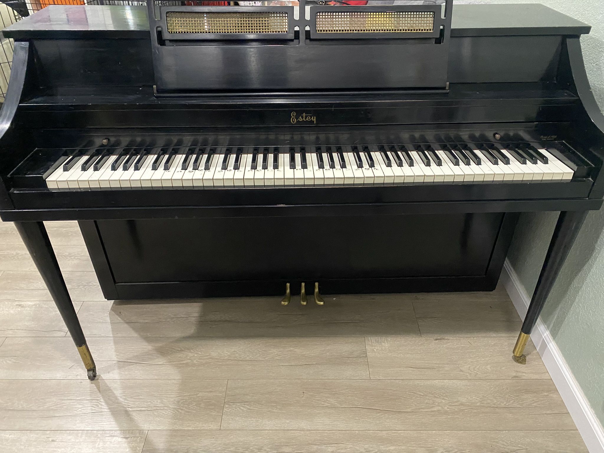 Free Black Piano In Good Condition