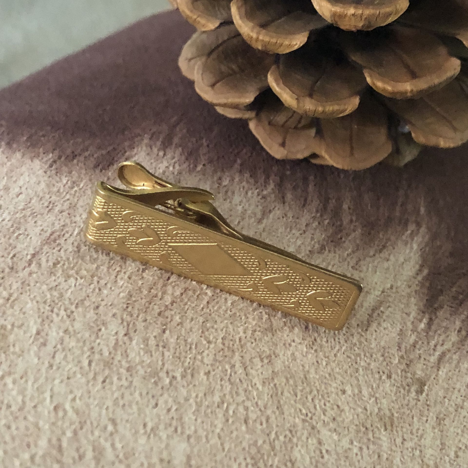 Vintage men’s gold pattern tie bar clip