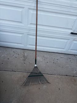 Used metall wire leaf rake
