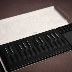 Keyboards and Synths

ROLI Songmaker Kit with Seaboard Block, Lightpad M, and Loop Block

￼

ROLI Songmaker Kit with Seaboard Block