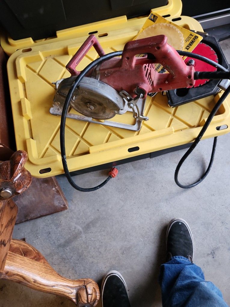 Milwaukee Wormdrive Skillsaw + Blades