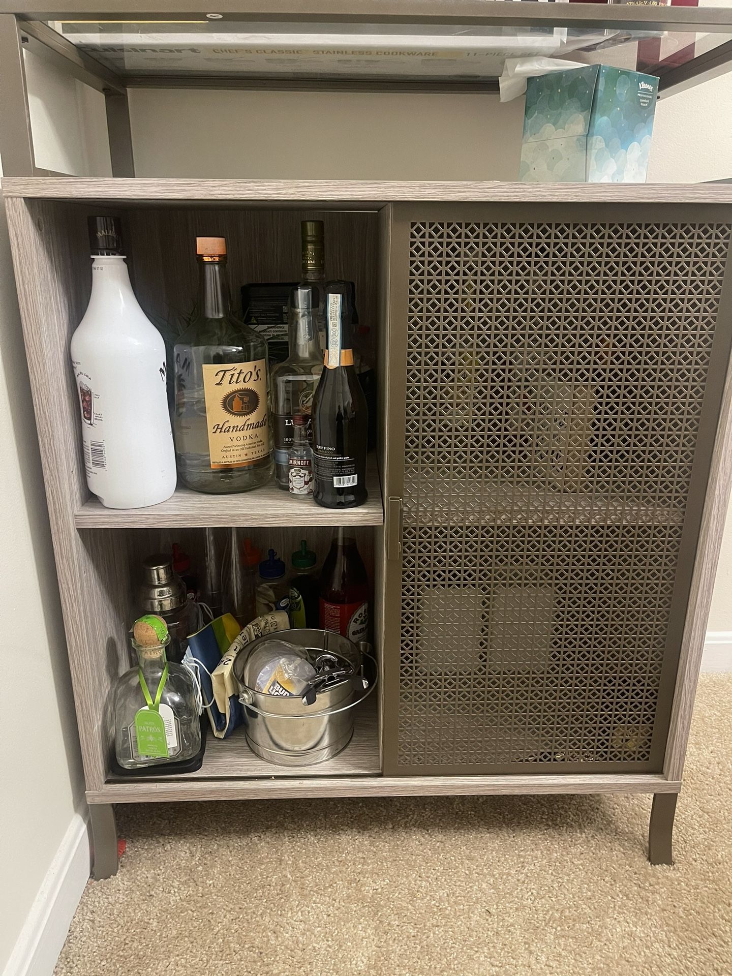 Cream/gold Bar Stand