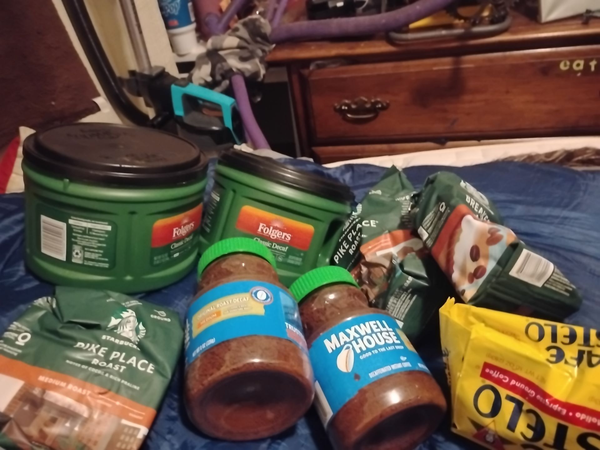Two Folgers classic decaf 1 lb 32 oz, one Cafe bustelo Cafe espresso ground coffee 10 oz, two Maxwell house original roast decaf 8 oz instant coffee,3