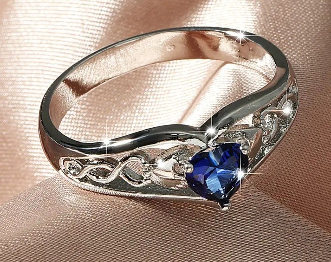 Pretty Vintage Style Silver Tone Blue Heart Ring