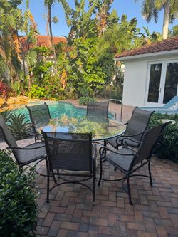 Outdoor table with 6 chairs