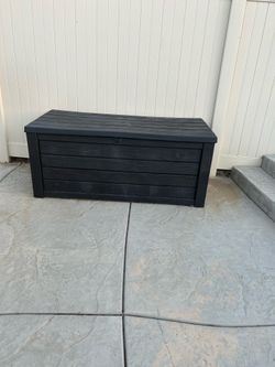 Pool storage unit