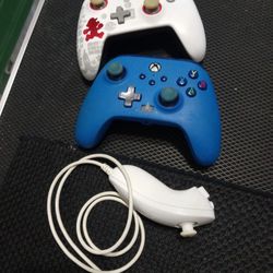 3 Game Controlers 2 Nintendo. 2 Xbox