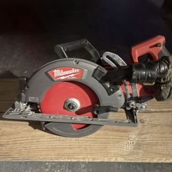 Milwaukee Circular Saw 