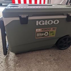 Igloo 90 Qt Roller Cooler 