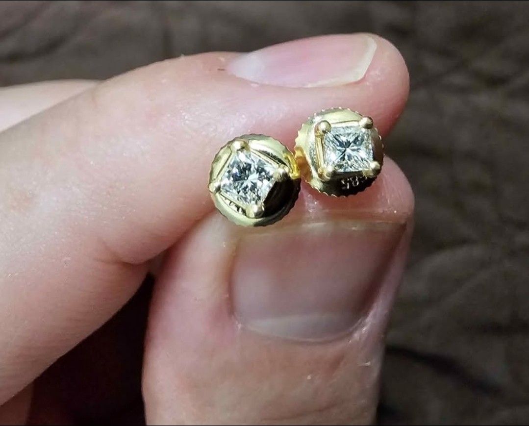 14K Gold
Natural Diamond Stud Earrings (VVS1)
Princess cut (⅓ ct)