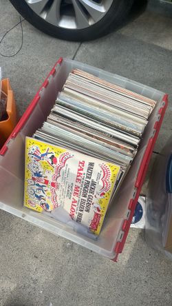 Caja de discos de vinyl. MAs de 50 discos