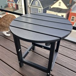 Round patio table