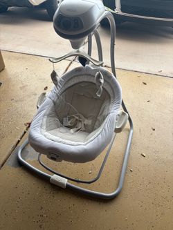 Swing/ bouncer combo- like new!