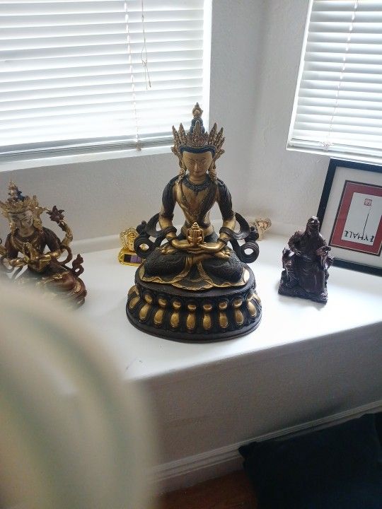 Bronze Guilla Statues