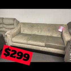80% OFF 🇮🇹Beautiful Italian Velvet Sofa Reverisable Cushion Solid Wood Frame On Ridiculous Blowout Retails For $2000