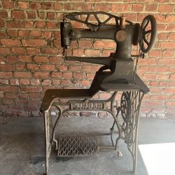 SINGER 29-4 INDUSTRIAL LEATHER SEWING MACHINE