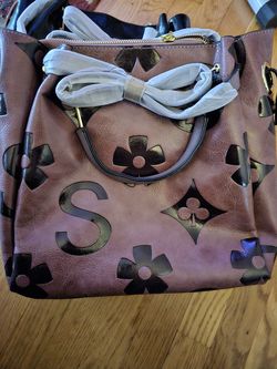 Large purple and black purse brand new three sizes of straps to wear seen all over tick tock