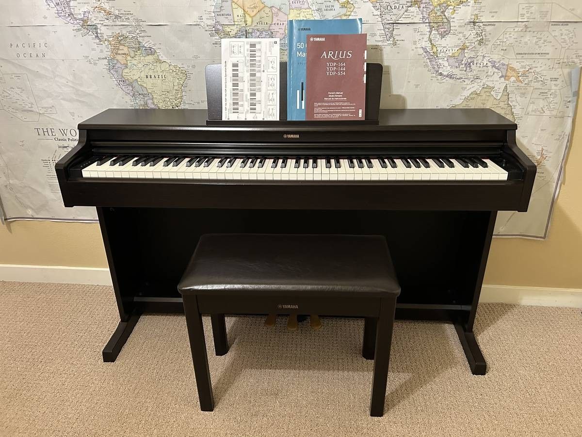 Top-of-the-line Yamaha Arius YDP-164R Digital Electric Piano full size 88-key, with bench