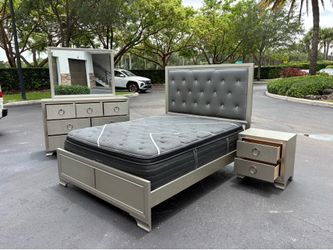 Beautiful Bedroom Set Queen Size Solid Wood Silver Color In Excellent Condition by Coaster Furnitur