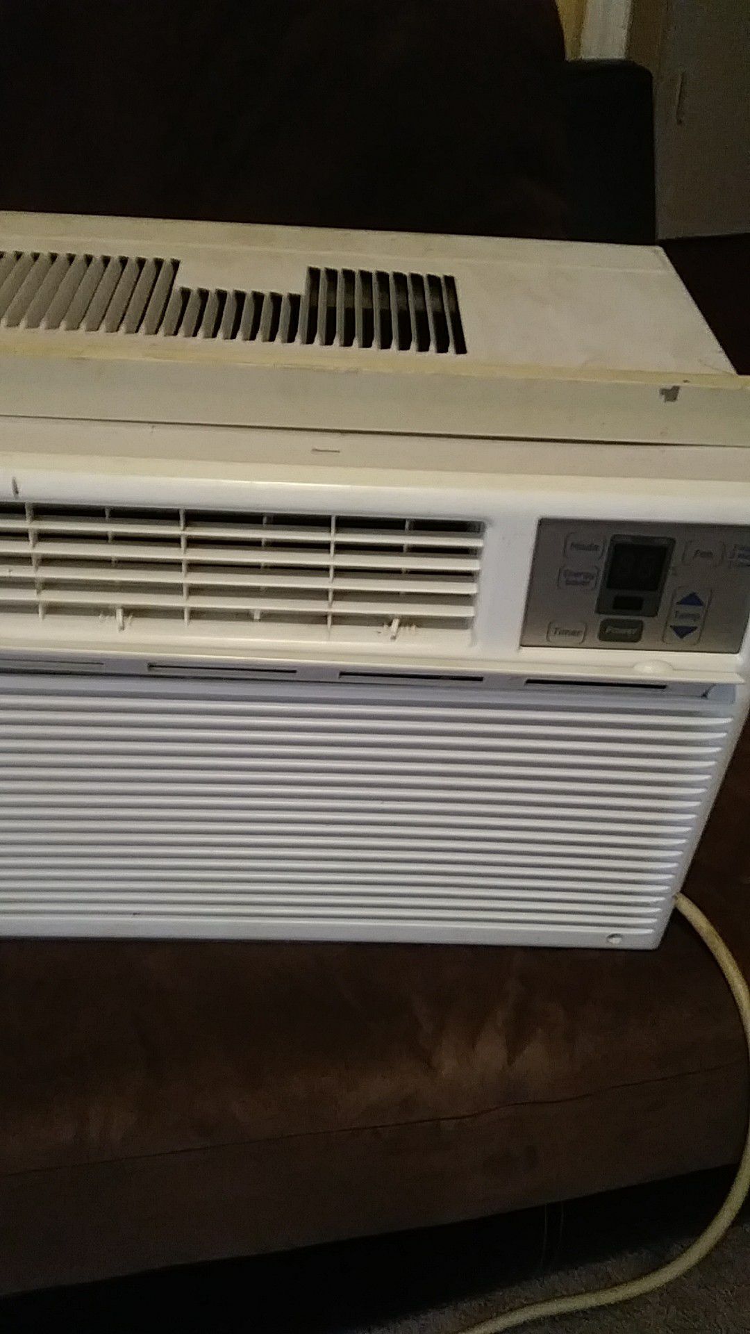 AC window unit blows out great air