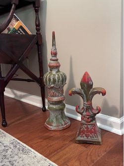 Decorative set - large finial and fleur-de-lis statue