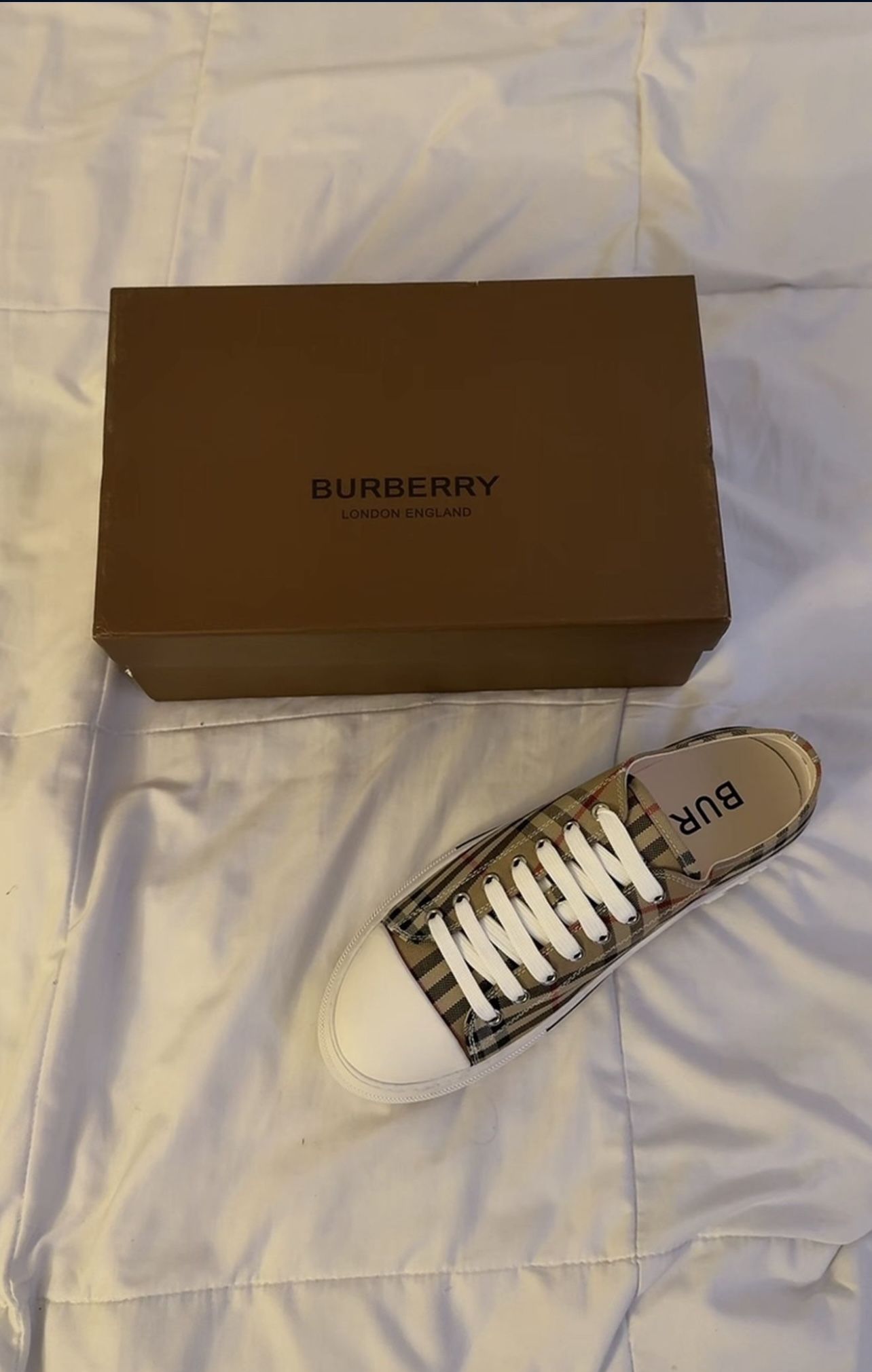 Burberry Convers