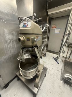 Globe SP40 Commercial 40-Quart Planetary Floor Mixer – Powerful & Ready for Work! Selling a heavy-duty Globe SP40 commercial food mixer. Perfect for b