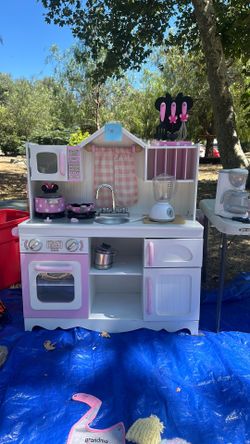 Girls play kitchen