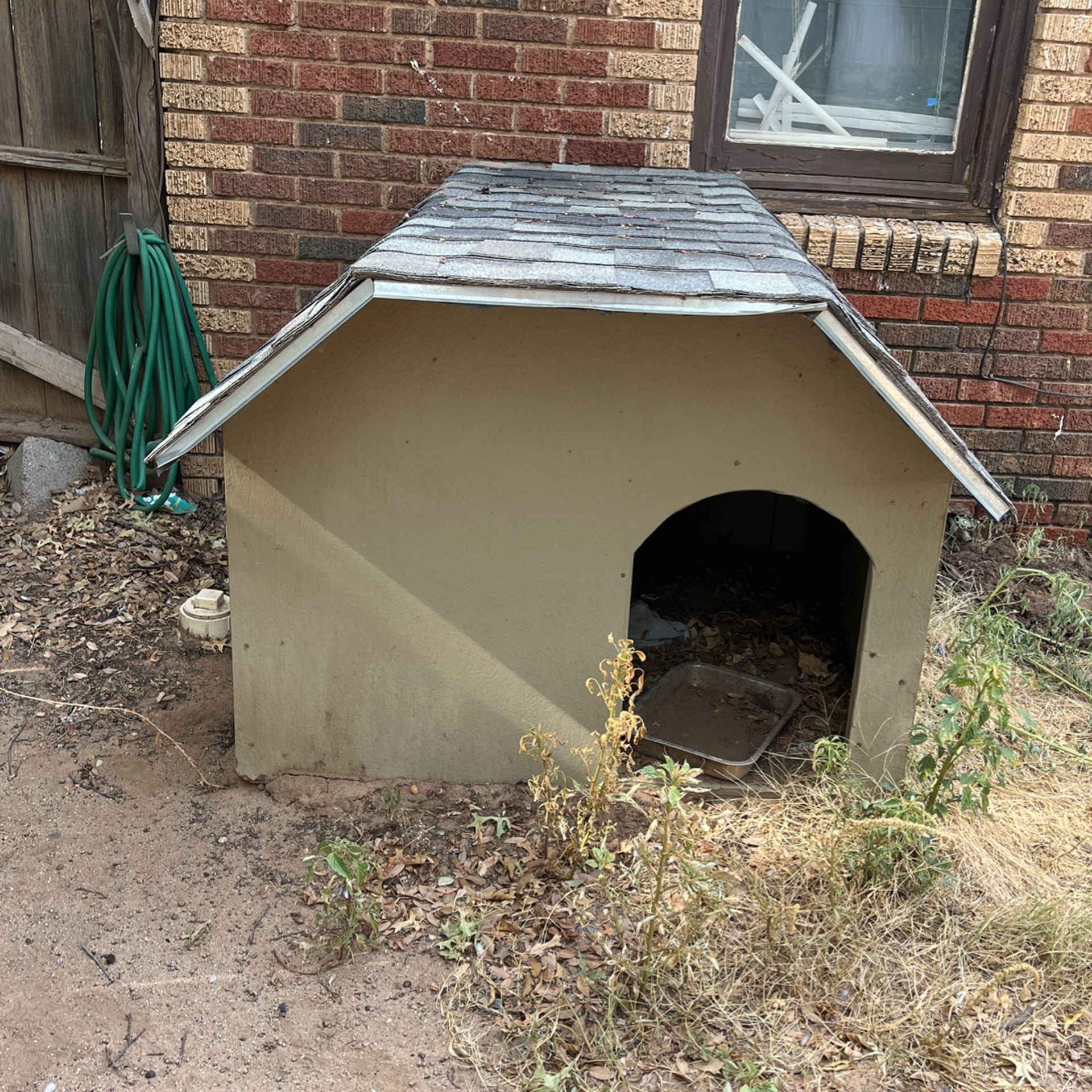 Large Sturdy dog House FREE Must Pick Up