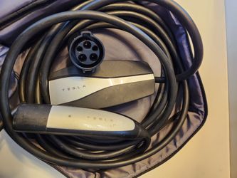 Tesla Mobil Charger, lightly used, extra Adapter
