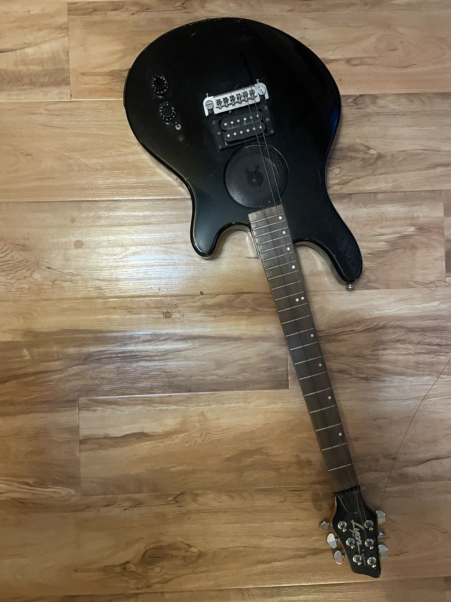 Lyon by Washborn electric guitar with built in amplifier