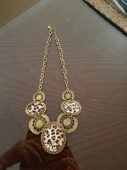 Bonito collar color leopardo $2.00