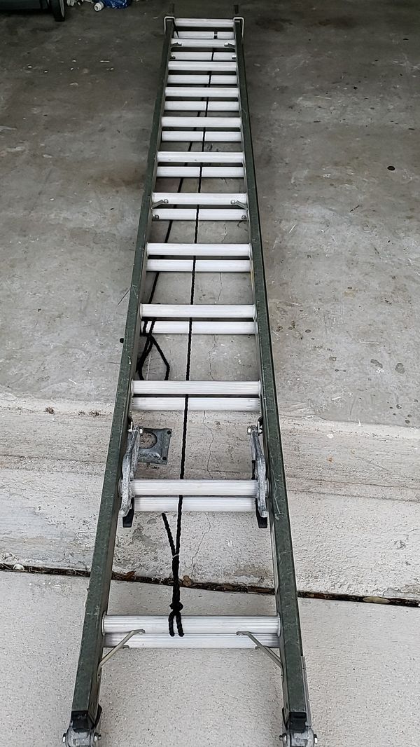 Ridgid fiberglass 24 foot extension ladder Excellent Condition 300 lb capacity R-3021-24 Type IA