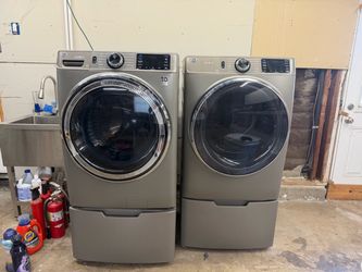 GE washer and dryer with pedestals