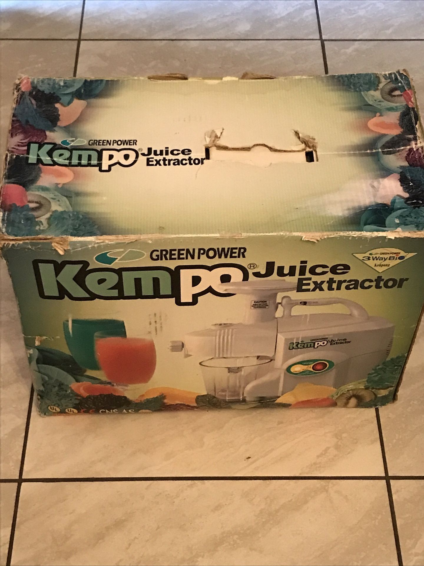 Kempo Juice Extractor. New In Open box green power extractor. Complete set