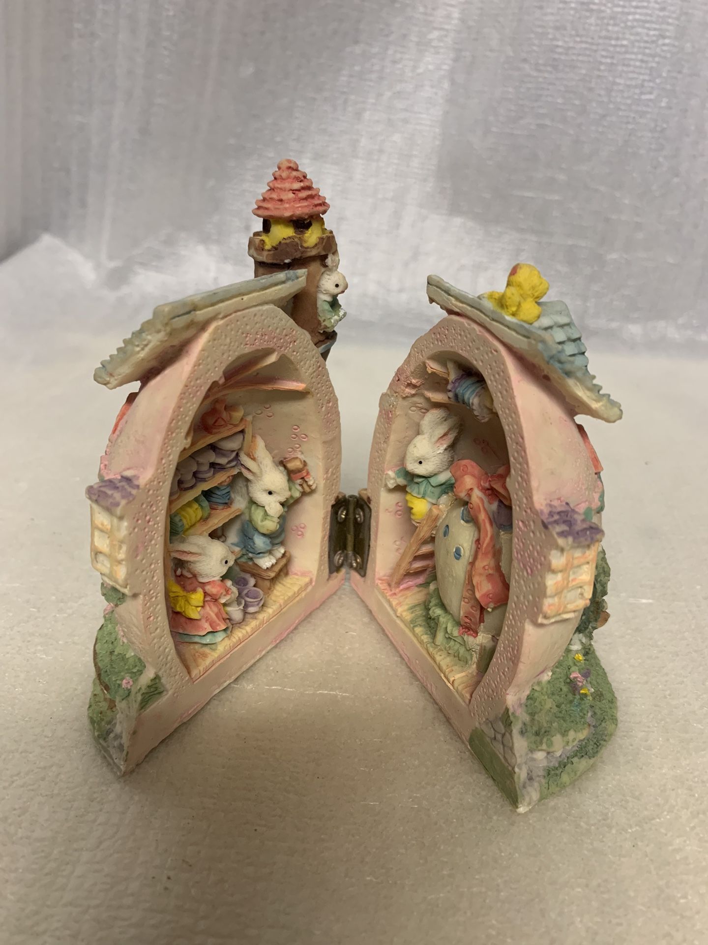 Open-Up Scene Bunny Rabbits Resin Figurine Spring 