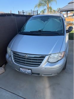 2005 Chrysler Town & Country