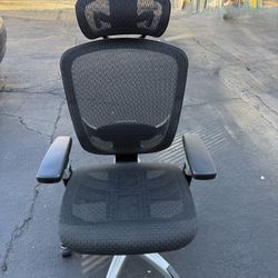 NICE AND COMFORTABLE OFFICE CHAIR. $40.00 ?  OR BEST OFFER.