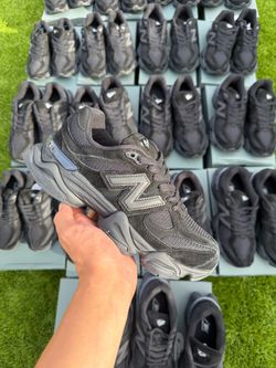 NEW BALANCE 9060 TRIPLE BLACK
