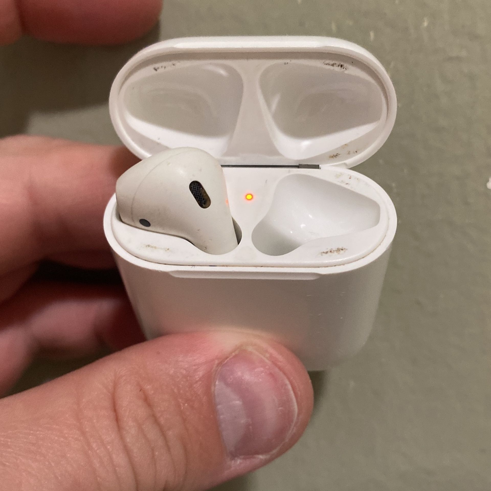 AirPods Charging Case W/ Left AirPod(missing Right Side)