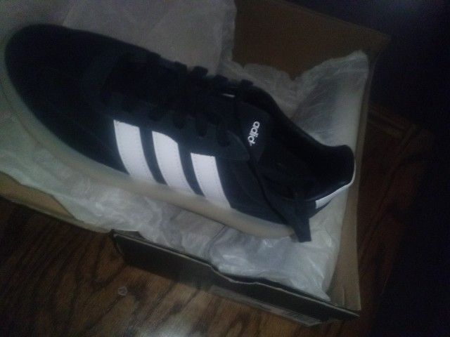 Ladies 7/12 Addidias Never Worn Very Stylish