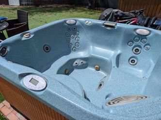 Free Hot tub spa  jacuzzi seats 5