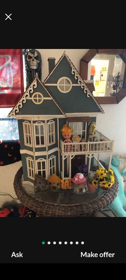 VINTAGE DOLL HOUSE 
