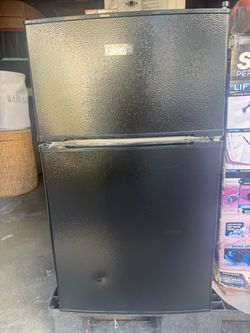 Midea Black Mini Fridge with Top Freezer