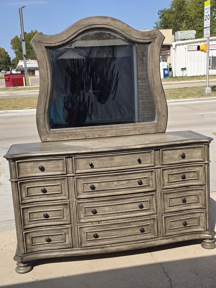 DRESSER WITH MIRROR 