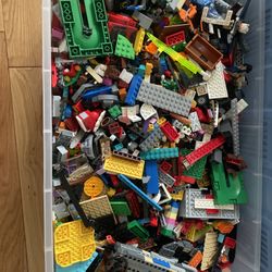 Large Bin of Mixed Lego bricks only(NO mini figures)