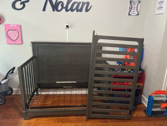 Toddler bed/ Crib