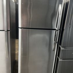 FRIGIDAIRE STAINLESS STEEL TOP FREEZER REFRIGERATOR 