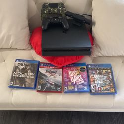 PS4 500gb 2 Controllers + Camera 