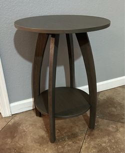 (NEW) 18” Round Wood End Table with Bottom Shelf
